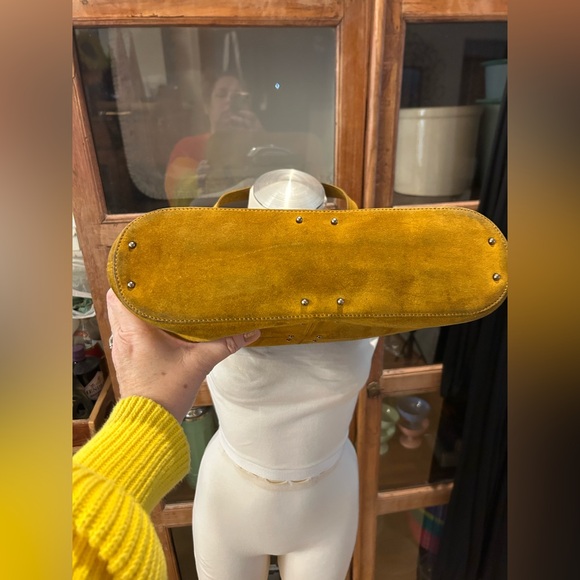 TOD’S Quilted Classic Leather Silver-Studded Bucket Bag in Mustard - Picture 7 of 16